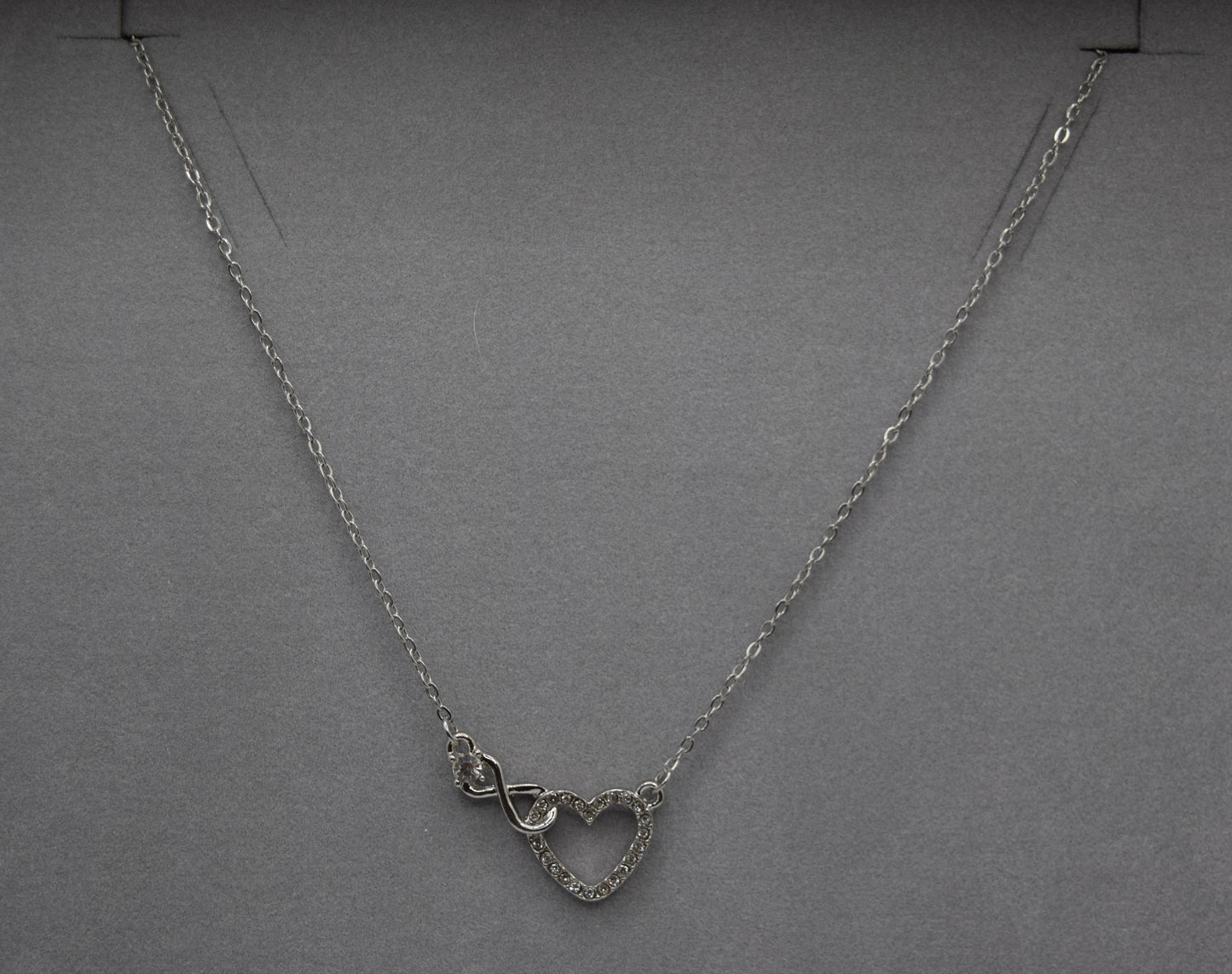 Collana argento, collana cuore, un cuore ricoperto di strass, collana simbolo dell’infinito, regalo prezioso, un gioiello che incanta.