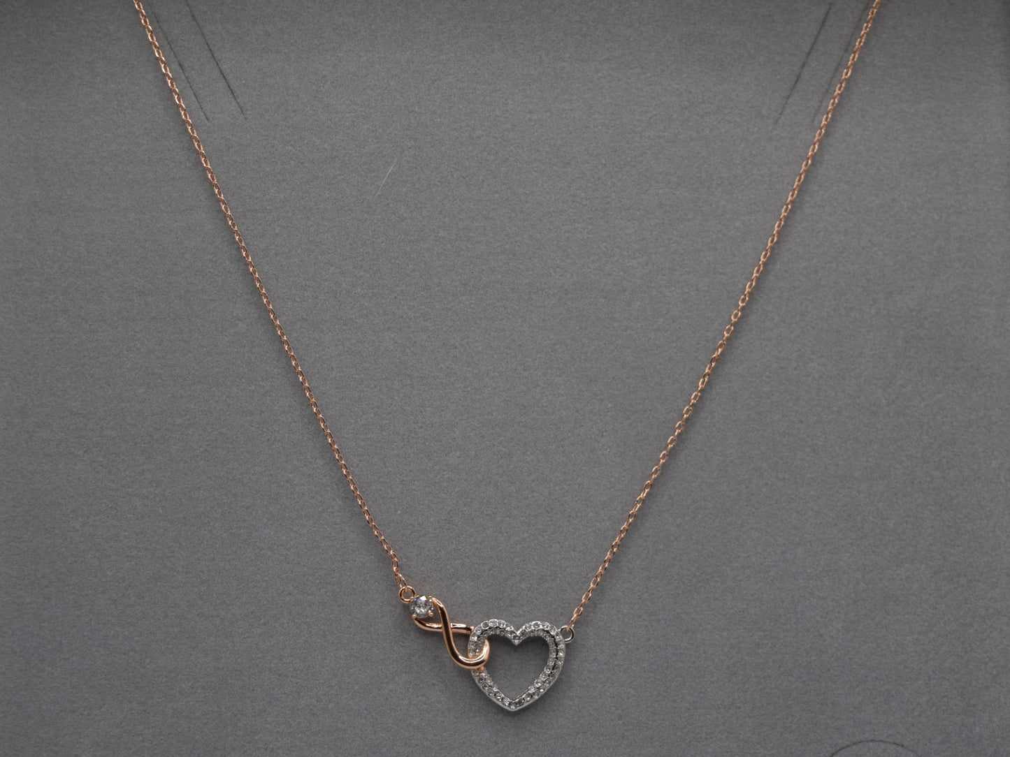 Collana Oro, Collana Cuore, Un Cuore Ricoperto Di Strass, Collana Simbolo Dell’Infinito, Collana Oro Rosa, Un Regalo Prezioso E Un Gioiello Che Incanta.