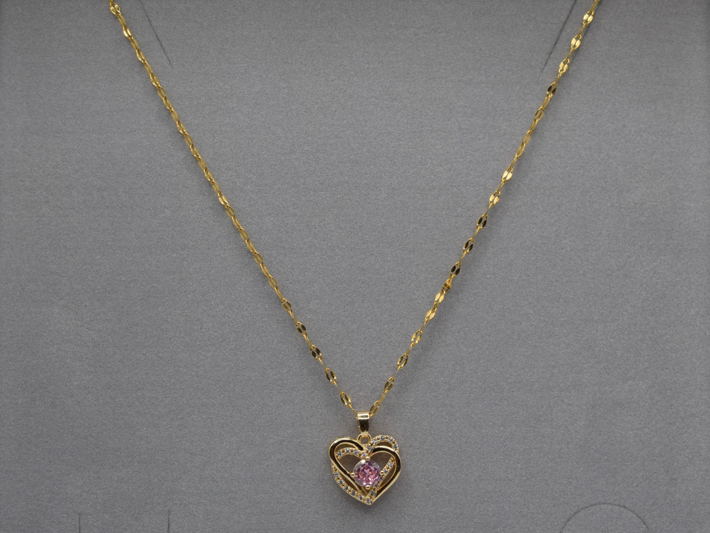 Collana oro con cuore ricoperto di strass, collana con brillante zircone rosa centrale, regalo prezioso, un gioiello che parla al cuore.