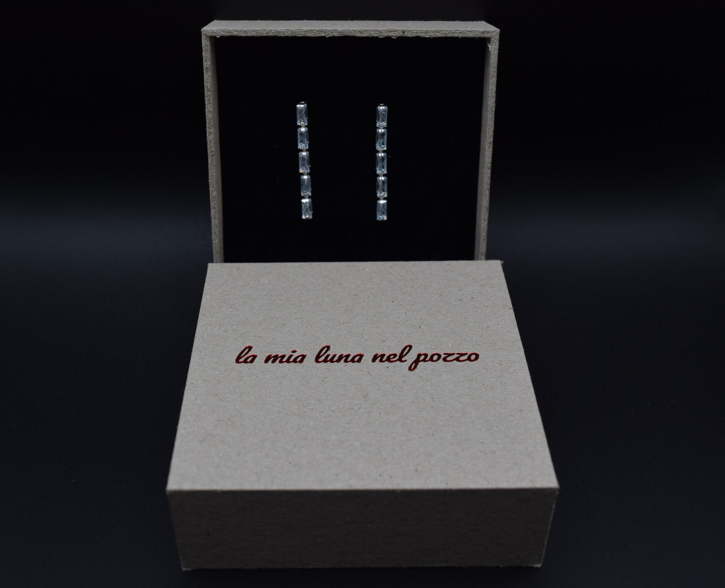 Orecchini Argento Con 5 Maxi Zirconi: Luce Radiosa Al Tuo Volto, Splendore Senza Pari, Un Regalo Indimenticabile, Eleganza E Lusso,  Brilla Come Una Diva, Un Gioiello Che Cattura Gli Sguardi.