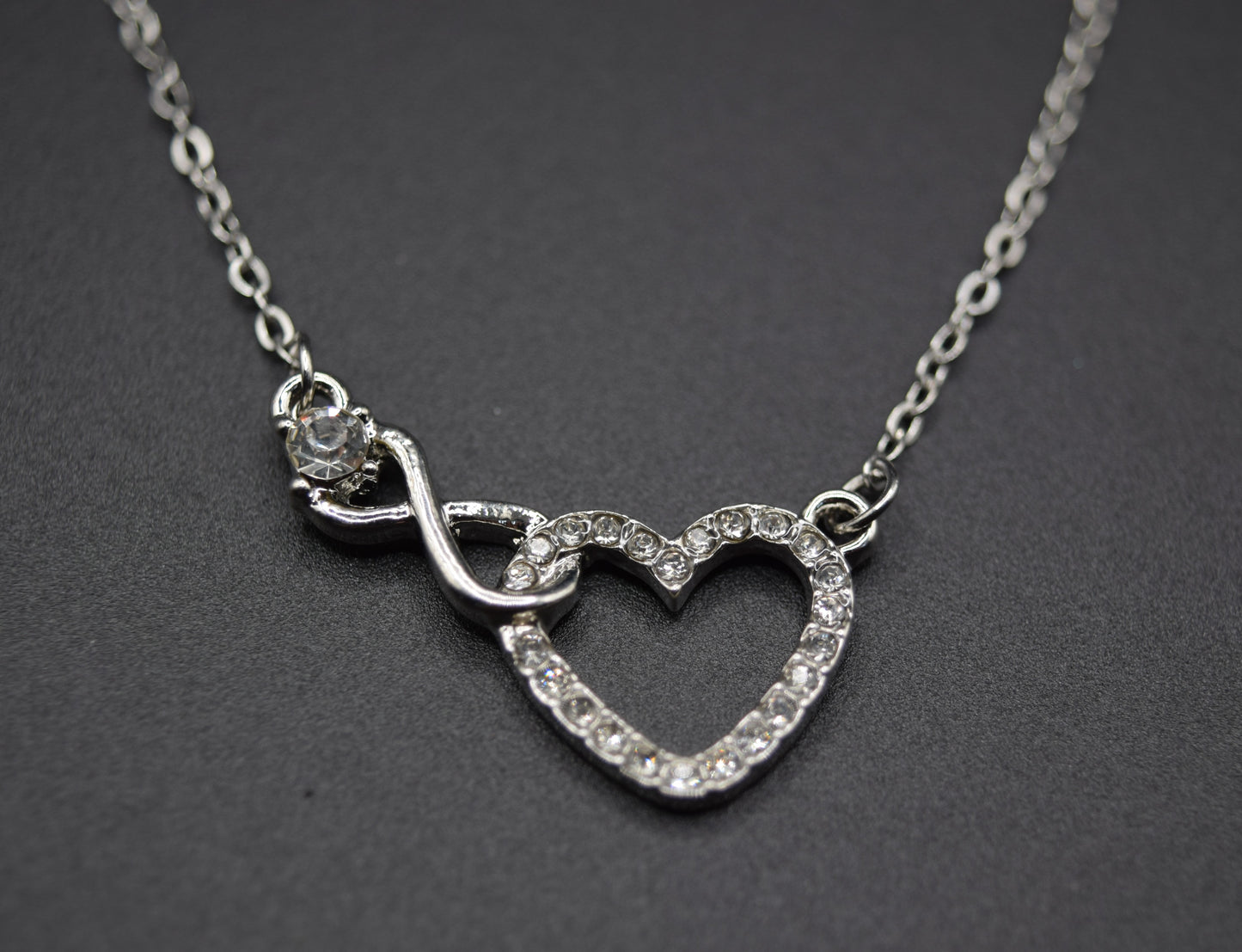 Collana argento, collana cuore, un cuore ricoperto di strass, collana simbolo dell’infinito, regalo prezioso, un gioiello che incanta.