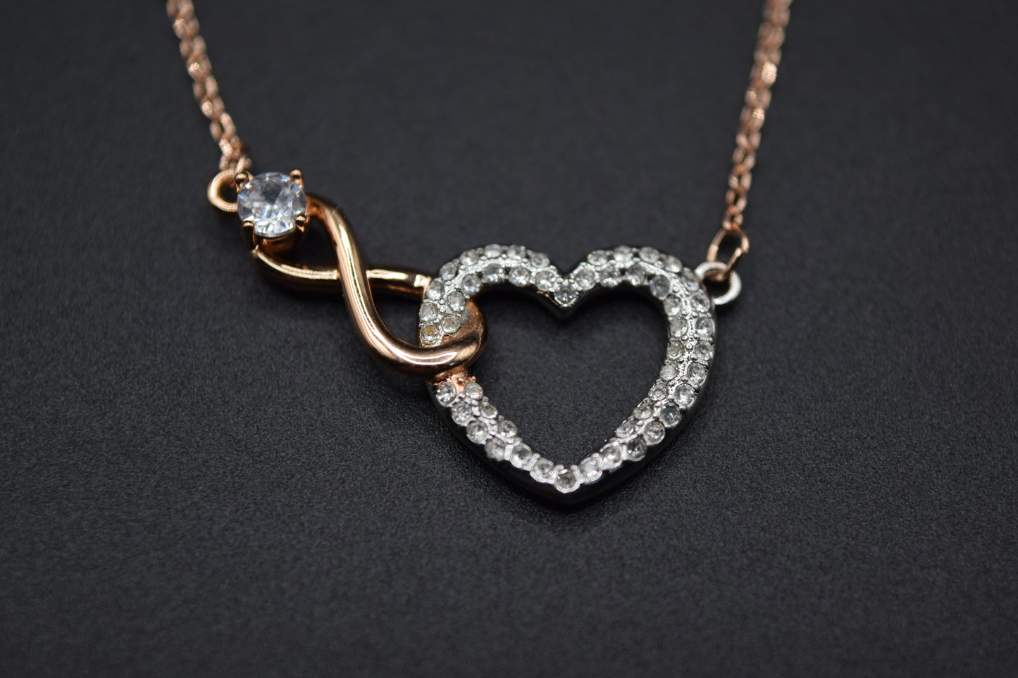 Collana Oro, Collana Cuore, Un Cuore Ricoperto Di Strass, Collana Simbolo Dell’Infinito, Collana Oro Rosa, Un Regalo Prezioso E Un Gioiello Che Incanta.