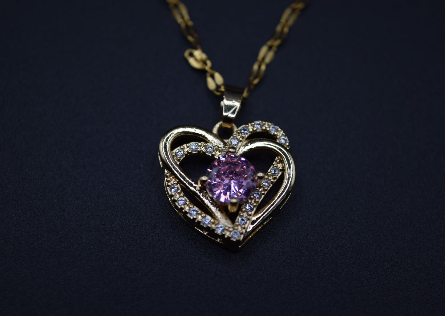 Collana oro con cuore ricoperto di strass, collana con brillante zircone rosa centrale, regalo prezioso, un gioiello che parla al cuore.