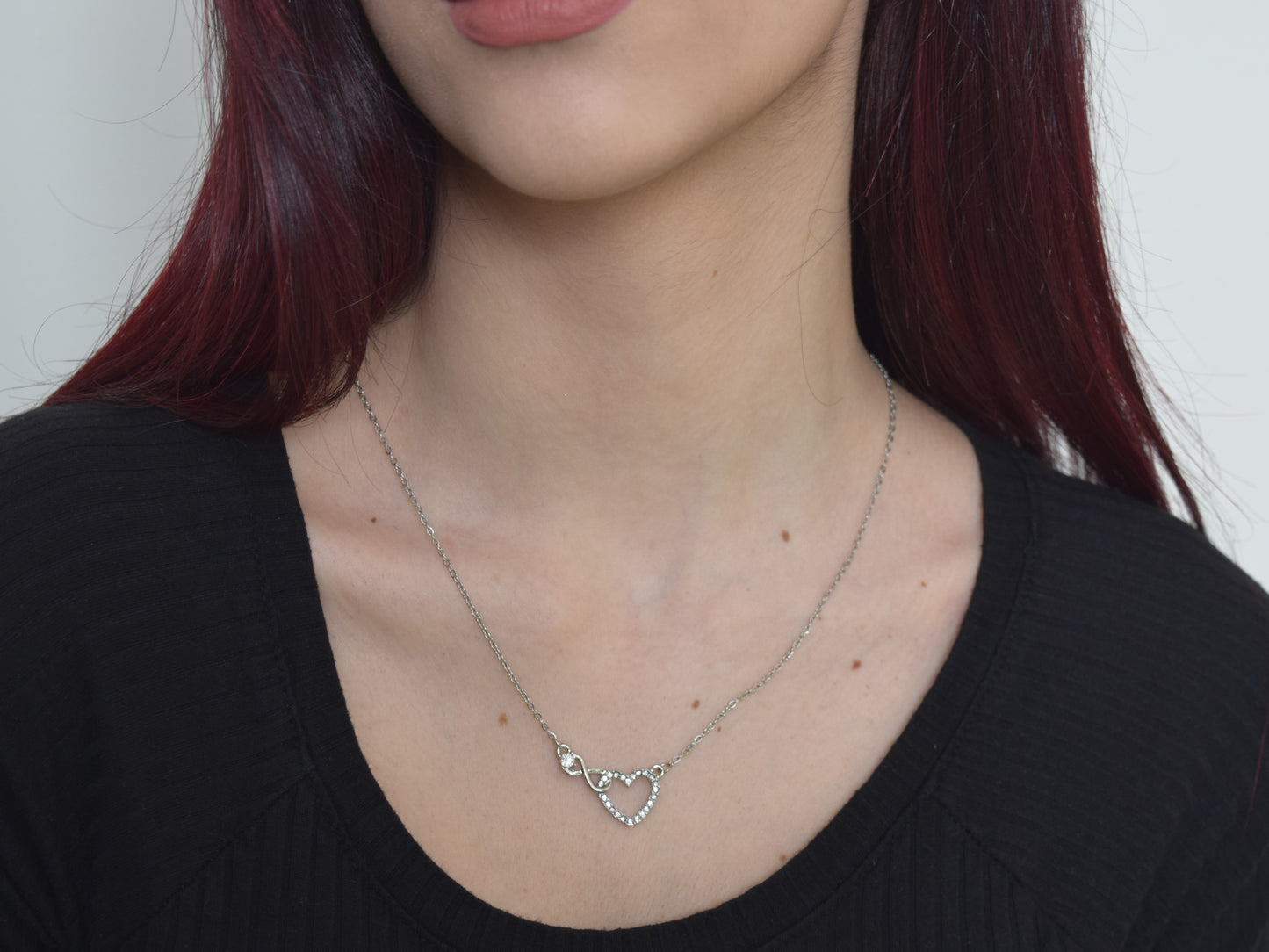 Collana argento, collana cuore, un cuore ricoperto di strass, collana simbolo dell’infinito, regalo prezioso, un gioiello che incanta.
