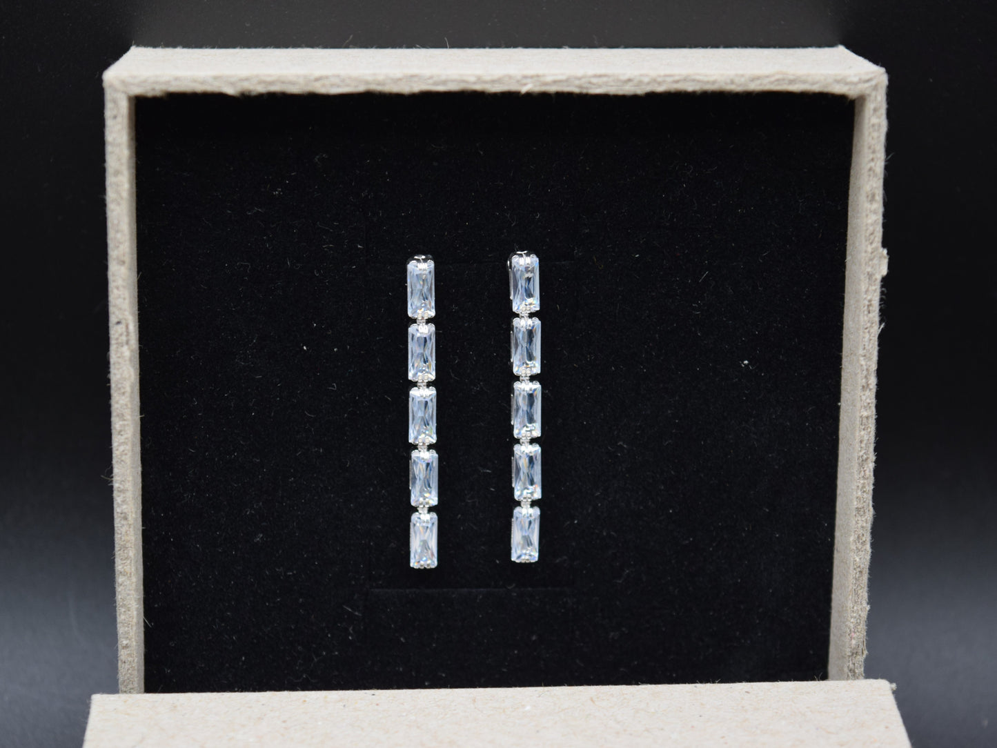 Orecchini Argento Con 5 Maxi Zirconi: Luce Radiosa Al Tuo Volto, Splendore Senza Pari, Un Regalo Indimenticabile, Eleganza E Lusso,  Brilla Come Una Diva, Un Gioiello Che Cattura Gli Sguardi.