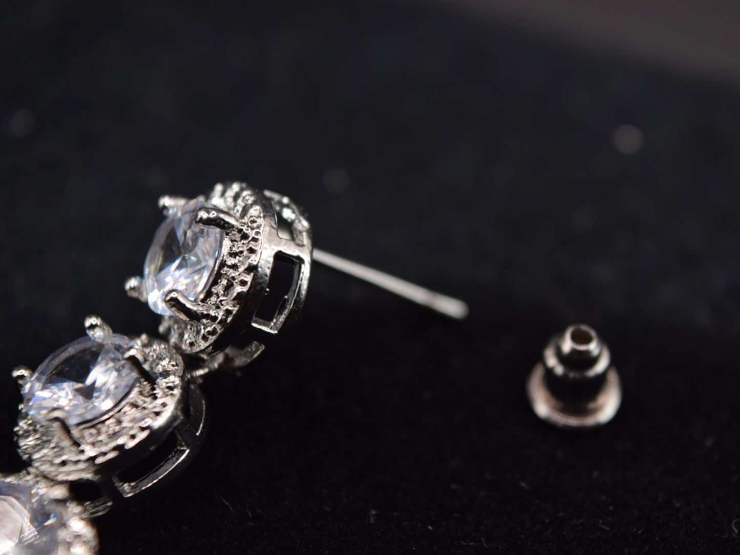 Orecchini Angelic Argento Con Maxi Zirconi: Luce Radiosa Al Tuo Volto, Splendore Senza Pari, Un Regalo Indimenticabile, Eleganza E Lusso,  Brilla Come Una Diva, Un Gioiello Che Cattura Gli Sguardi.