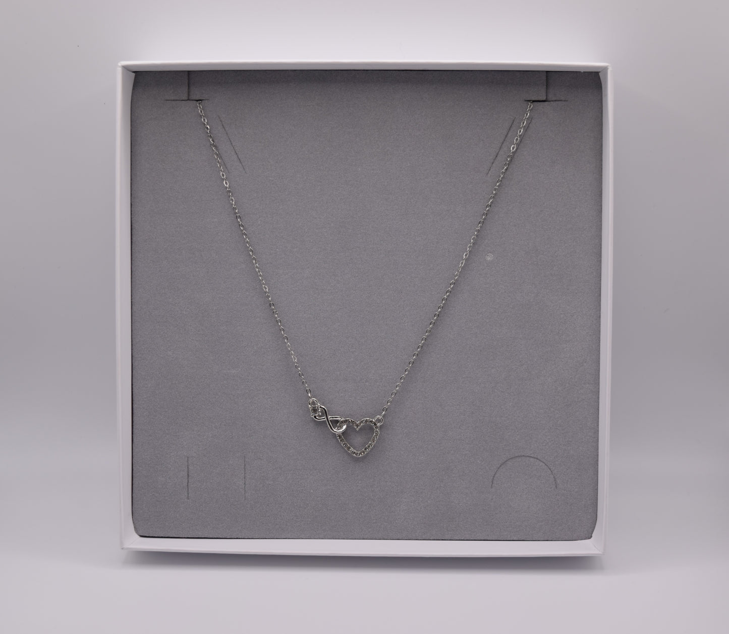 Collana argento, collana cuore, un cuore ricoperto di strass, collana simbolo dell’infinito, regalo prezioso, un gioiello che incanta.